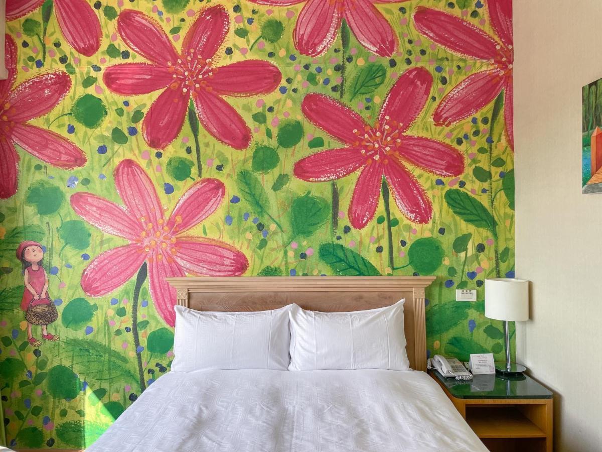 Chateau de Chine Hotel Hualien Buitenkant foto Mural in a hotel room