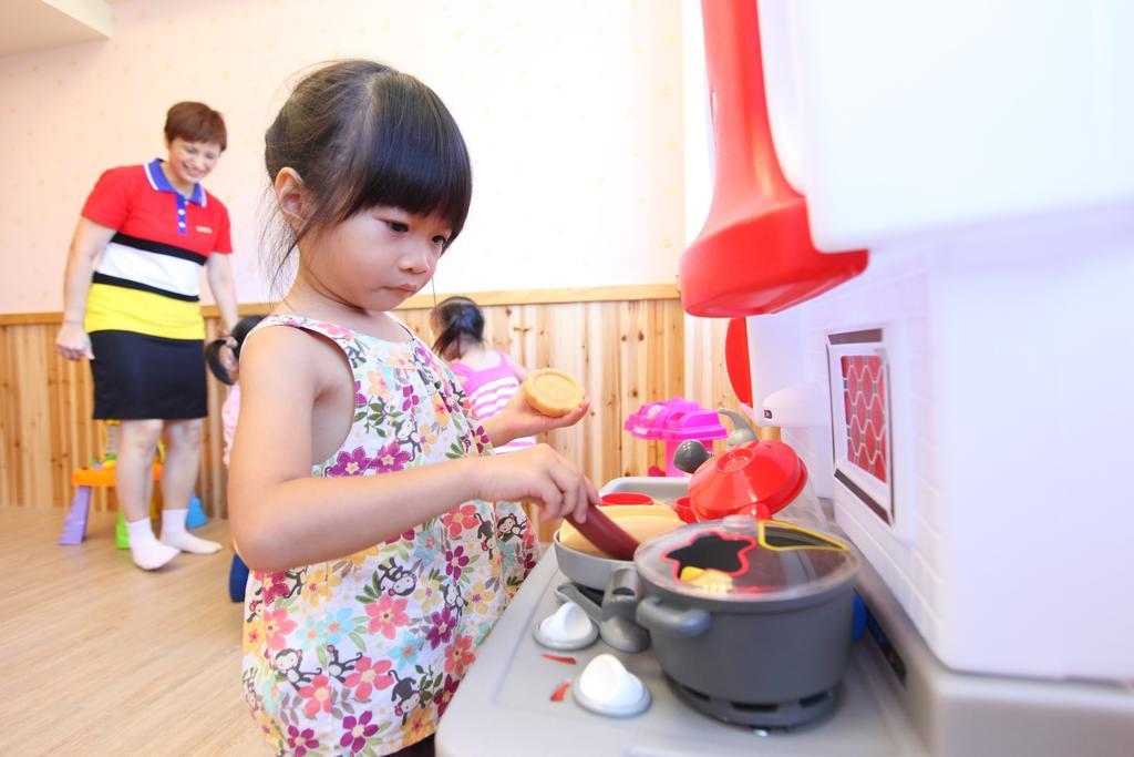 Chateau de Chine Hotel Hualien Buitenkant foto Child playing with toys