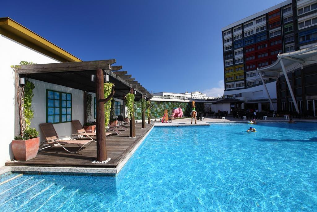 Chateau de Chine Hotel Hualien Buitenkant foto The swimming pool at the hotel