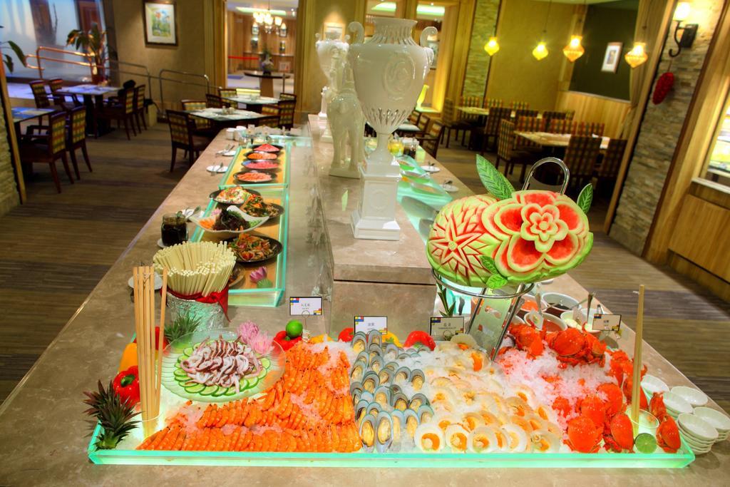 Chateau de Chine Hotel Hualien Buitenkant foto A sushi bar in a hotel