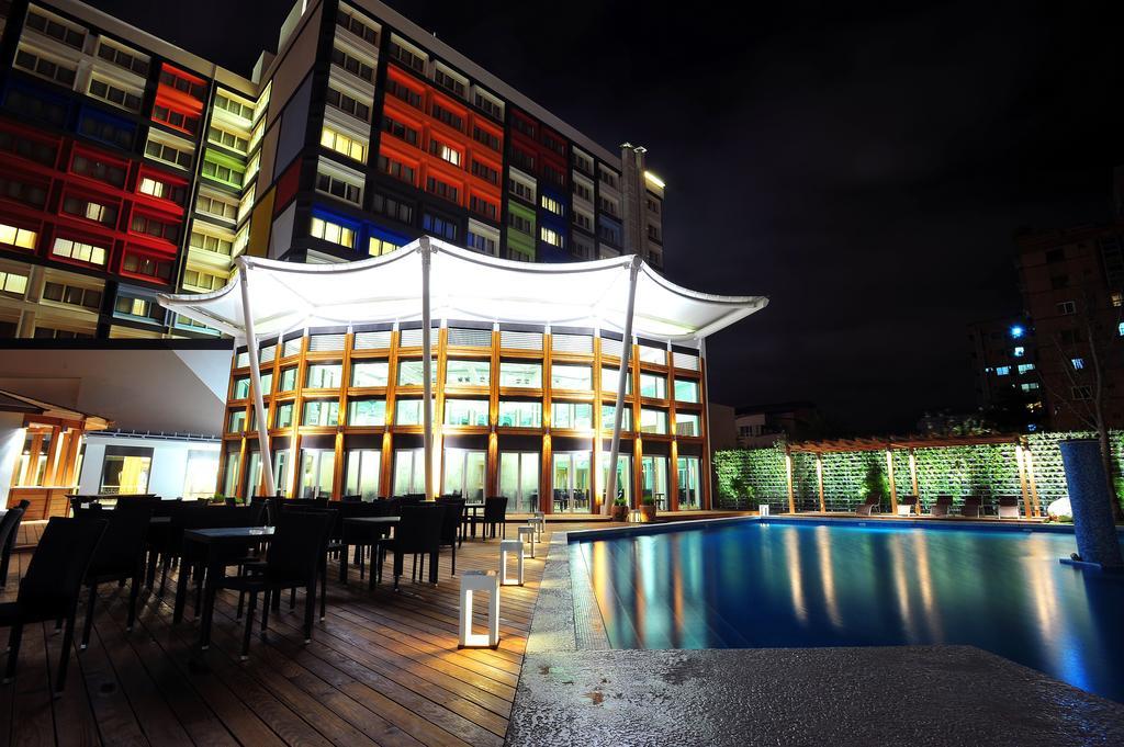Chateau de Chine Hotel Hualien Buitenkant foto The swimming pool at the hotel