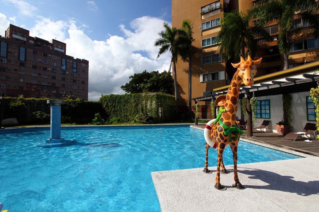 Chateau de Chine Hotel Hualien Buitenkant foto Swimming pool at the hotel