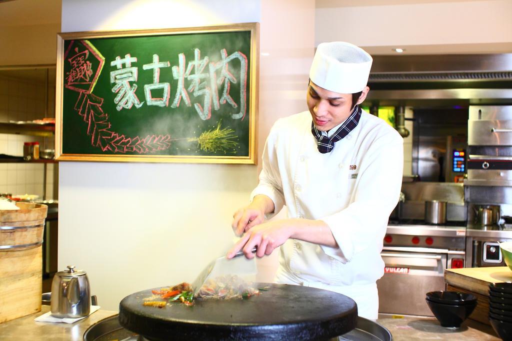 Chateau de Chine Hotel Hualien Buitenkant foto A Chinese chef cooking with a wok