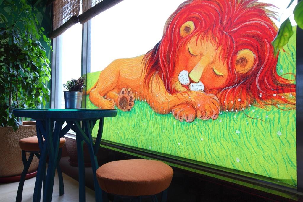 Chateau de Chine Hotel Hualien Buitenkant foto The Lion King mural at the Lion King Cafe