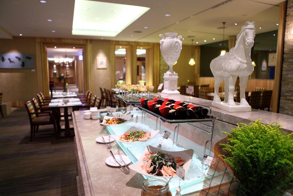 Chateau de Chine Hotel Hualien Buitenkant foto A buffet at a hotel