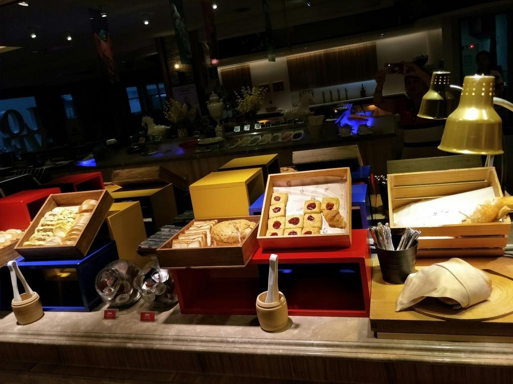 Chateau de Chine Hotel Hualien Buitenkant foto A selection of dim sum at the buffet at the Shangri-La Hotel, Kuala Lumpur