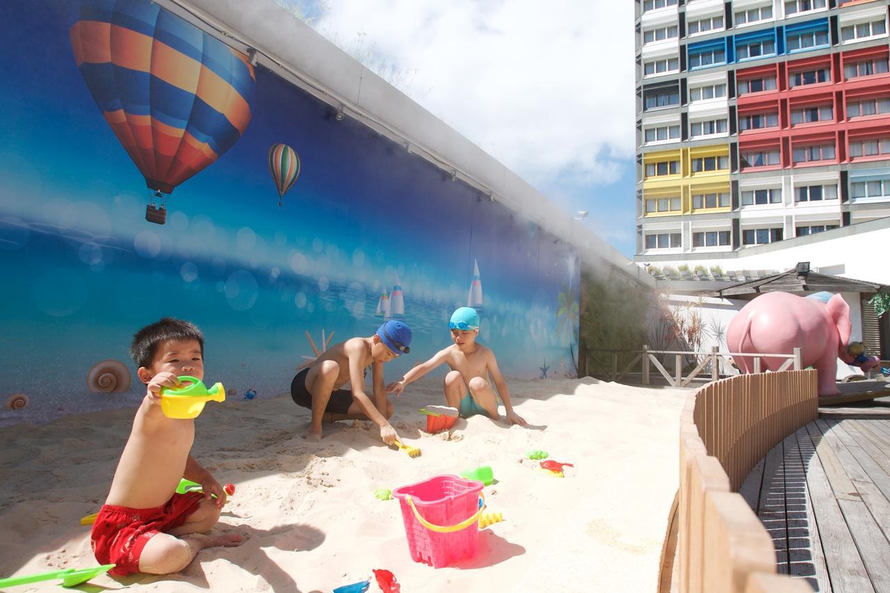 Chateau de Chine Hotel Hualien Buitenkant foto Children playing in the sand at the beach